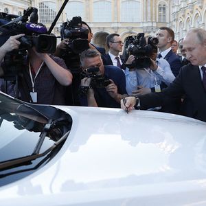 Les présidents chinois et russe signent la carrosserie d'un SUV Haval F7 produit dans l'usine automobile Haval située dans la région russe de Toula.