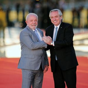 Le président brésilien Lula (à gauche) et son homologue argentin Alberto Fernandez, mardi à Brasilia.