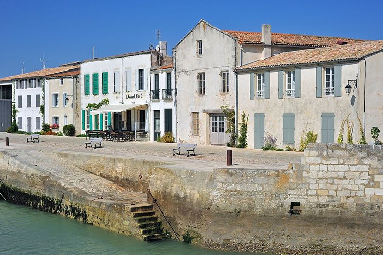 Maisons et restaurants le long du port de Saint-Martin-de-Ré sur l'île Ile de Ré, en Charente-Maritime.