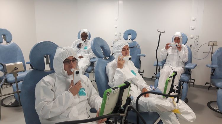 Volontaires dans une chambre d'exposition du centre ALYATEC, société de recherche localisée dans l'enceinte du Nouvel Hôpital Civil de Strasbourg et qui réalise des études cliniques dans le domaine de l'allergie respiratoire.