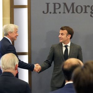Jamie Dimon, PDG de JPMorgan, et Emmanuel Macron inauguraient ensemble le nouveau siège parisien de la banque américaine, en juin 2021.