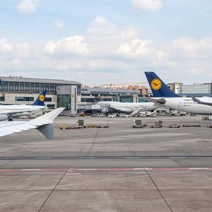 Lufthansa a dû supprimer 34.000 vols durant l'été 2022, faute de personnel navigant suffisant. La hausse du prix du billet signale une situation de rareté, ce qui devrait inciter à embaucher des personnels navigants pour faire face à la demande.