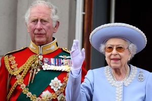 Charles III, alors prince de Galles, près de la reine Elizabeth II lors des cérémonies pour l'anniversaire de cette dernière en juin 2022.