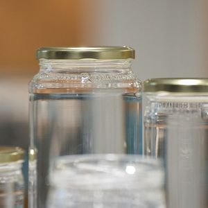 Dans le cadre de sa stratégie de réemploi, l'éco-organisme Citeo a dévoilé six « standards » d'emballages en verre réutilisables. Il a également retenu les verriers Verallia et O-I pour leur production.