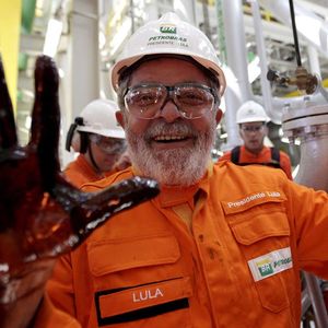 Lula da Silva lors d'une visite en octobre 2010 de la plateforme de Petrobras sur les champs pétrolifères du bassin de Santos, au large de la baie de Rio de Janeiro.