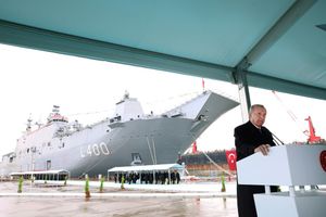 Le président turc Erdogan dévoilant en avril le nouveau navire amiral de la flotte turque : le porte-aéronefs « TCG Anadolu ».