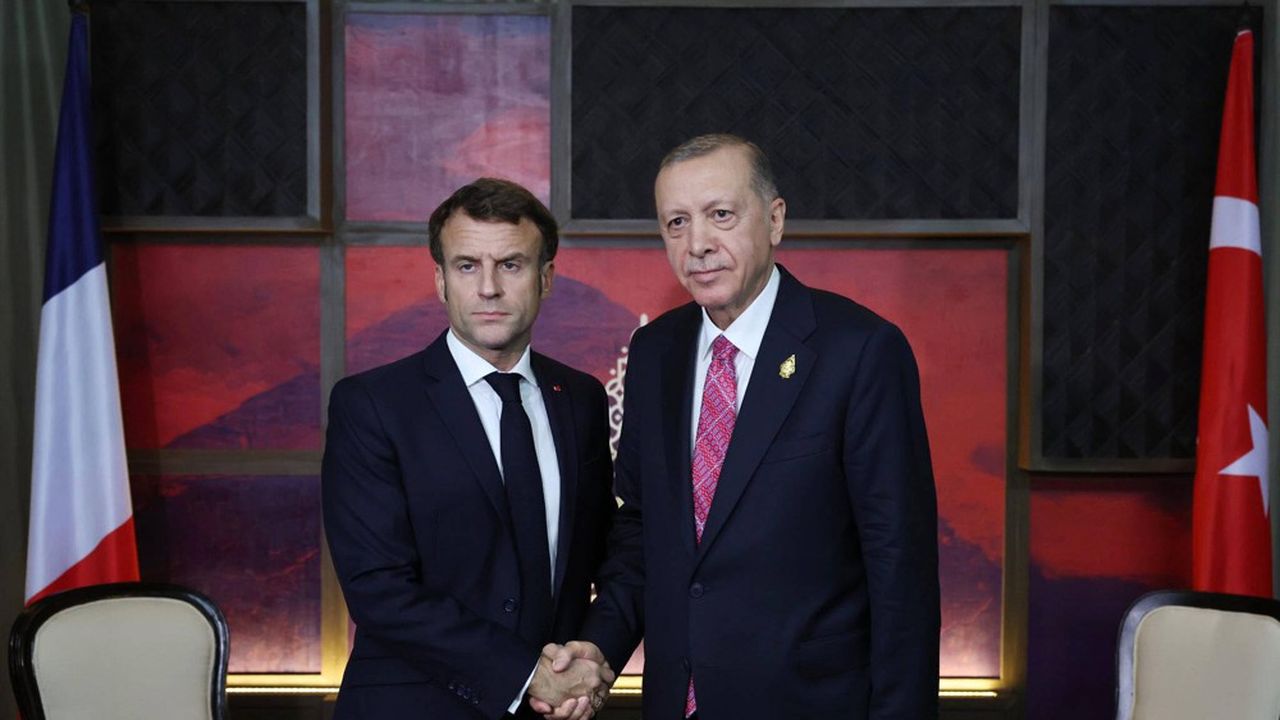 Emmanuel Macron et le président turc Recep Tayyip Erdogan, au G20 en novembre 2022. Les relations d'Ankara avec plusieurs Etats membres sont ultra-tendues.