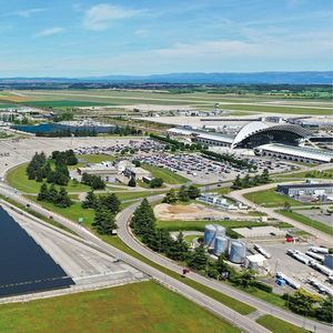 La centrale solaire va couvrir 5.800 places de stationnement sur les parkings de l'aéroport lyonnais.