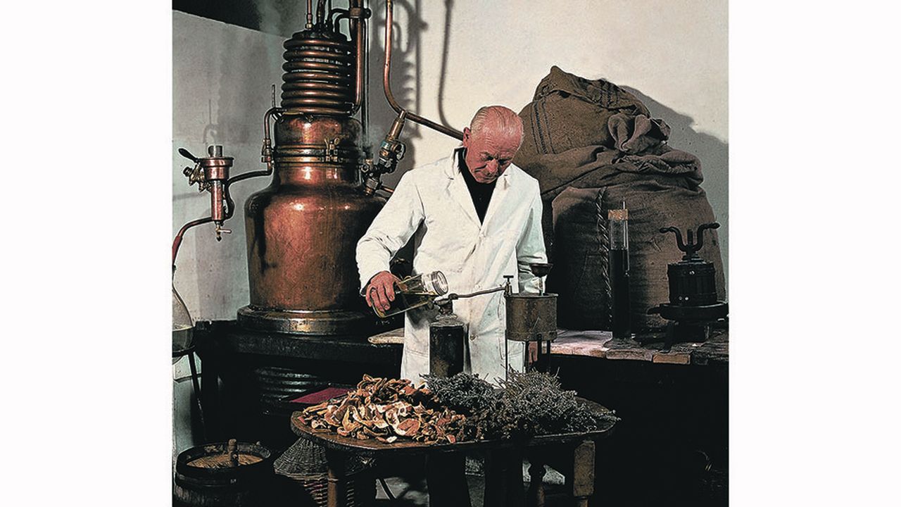 Henri Bardouin dans le laboratoire de sa distillerie, à Forcalquier en 1979.