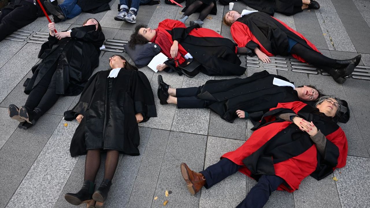 Des magistrates se couchent au sol devant le Palais de Justice de Paris, lors d'un rassemblement du monde judiciaire pour dénoncer le manque de moyens de leur profession.