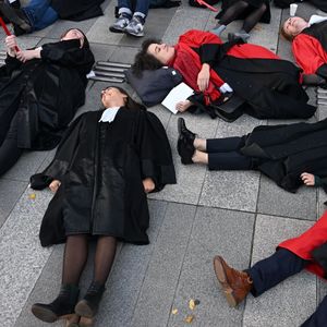 Des magistrates se couchent au sol devant le Palais de Justice de Paris, lors d'un rassemblement du monde judiciaire pour dénoncer le manque de moyens de leur profession.