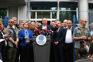 Le candidat à l'élection présidentielle, chef du parti Memleket, lors d'une conférence de presse devant son quartier général à Ankara, où il a annoncé son retrait.