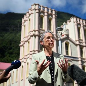 Elisabeth Borne a jugé ce jeudi, depuis un déplacement sur l'île de La Réunion, « très choquant » l'incendie du domicile du maire de Saint-Brevin-les-Pins, Yannick Morez (DVD), en lien avec le déménagement d'un centre d'accueil de demandeurs d'asile, qui a provoqué sa démission, promettant de « mieux protéger » les élus.