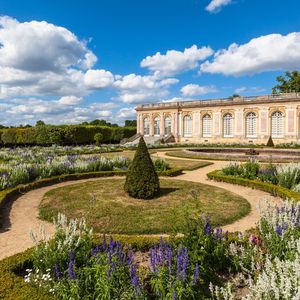 Le lieu propose aux visiteurs de se familiariser avec des centaines de plantes odiférantes et d'essences floristiques, cultivées dans l'esprit des jardins de Trianon du XVIIe siècle.