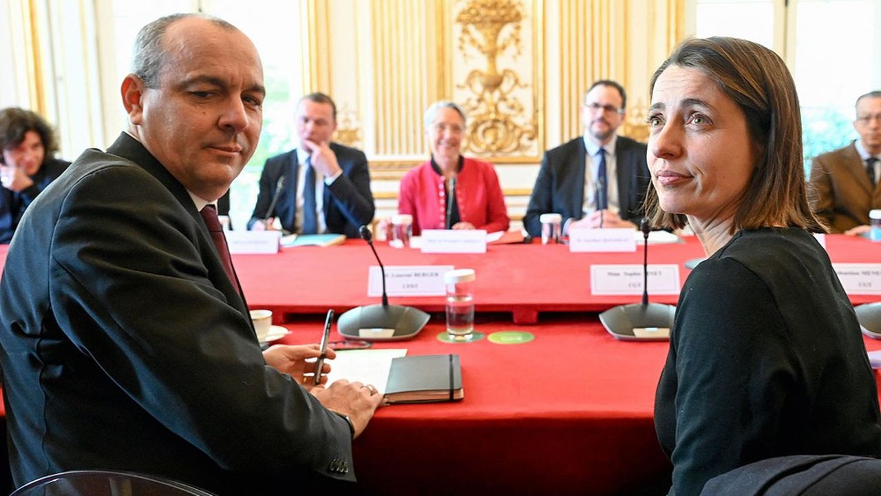 Laurent Berger et Sophie Binet, les secrétaires généraux de la CFDT et de la CGT, lors de la réunion entre la Première ministre et les cinq confédérations le 5 avril 2023.