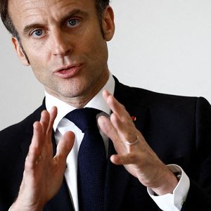 Dans un entretien à « L'Opinion », Emmanuel Macron assure vouloir continuer de baisser la fiscalité des classes moyennes.
