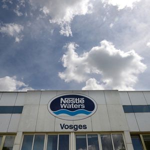 Plombé par l'arrêt de la commercialisation de son eau Vittel en Allemagne, Nestlé Waters a annoncé mardi la suppression « d'ici la fin de l'année » de 171 postes sur son site des Vosges.