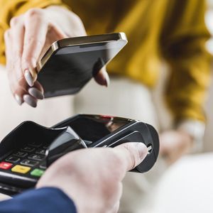 La plupart des cas de fraudes associés à ce moyen de paiement sont liés à la configuration de cartes bancaires volées ou usurpées sur des portefeuilles mobiles.