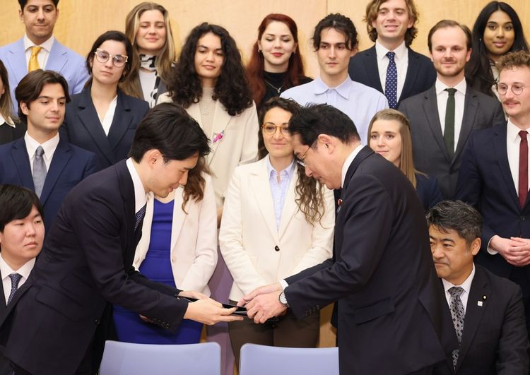 Le Y7, groupe officiel d'engagement du G7 dédié à la jeunesse, a formulé 44 propositions à l'attention des chefs d'Etat et de gouvernement et présenté ses travaux le 13 avril 2023 Premier ministre japonais Fumio Kishida.