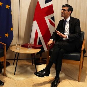Le Premier ministre britannique, Rishi Sunak, avec la présidente de la Commission européenne, Ursula von der Leyen, le 16 mai à Reykjavik (Islande).