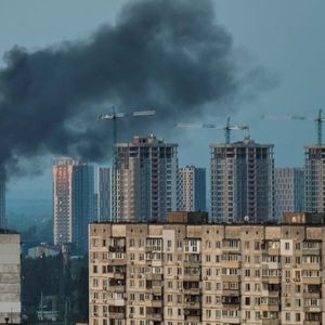 Des bâtiments fumants à Kiev, après des attaques de missiles russes ce jeudi 18 mai 2023.