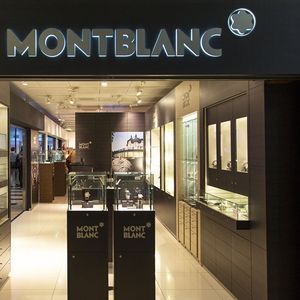 Depuis plus d'un siècle, Montblanc commercialise sous ce nom (sans tiret) des stylos de luxe avec, sur leurs capuchons, une étoile blanche en référence au sommet enneigé.