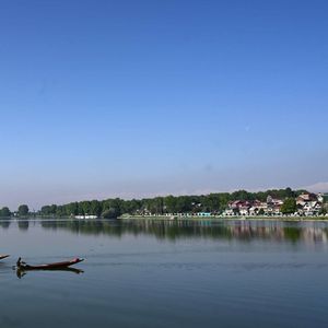 Dans des régions humides, comme l'Inde, les lacs se vident également.
