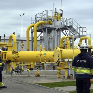 Le prix du gaz naturel européen poursuit sa baisse, atteignant jeudi un nouveau plus bas depuis près de deux ans.