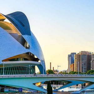 Aux yeux des Espagnols, la région projette une image de modernité qui s'est habilement construite en marge de la rivalité entre Madrid et Barcelone. (Ici, la Cité des arts et des sciences dessinée par l'architecte Santiago Calatrava).