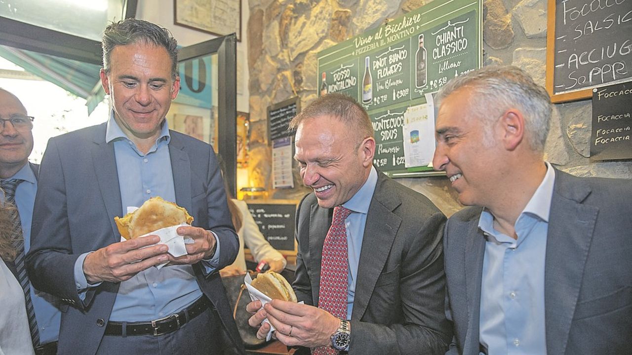 Le ministre de l'Agriculture Francesco Lollobrigida défend sur tous les fronts les produits du terroir. Ici à Pise, le 5 mai dernier, en pleine dégustation d'une « cecina » typique de la Toscane.