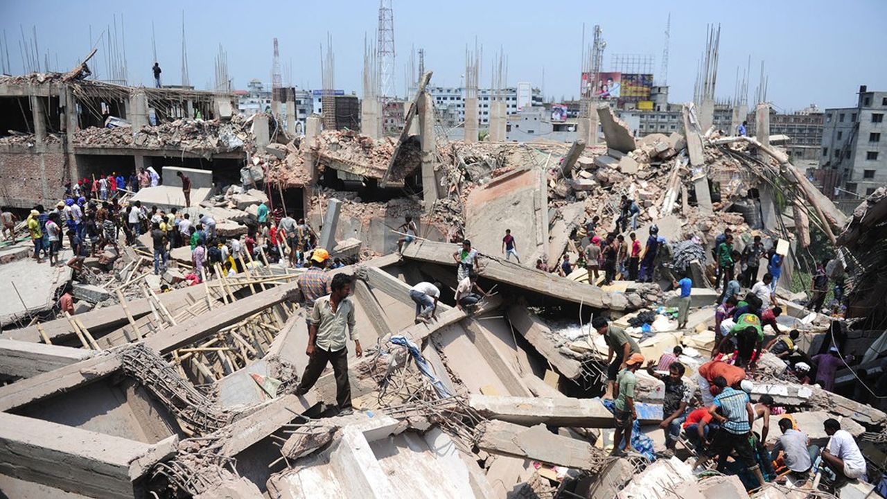La tragédie du Rana Plaza à Dhaka (Bangladesh) désastre social et écologique vont souvent de pair.