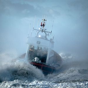 Selon un vieux principe du droit maritime, les propriétaires des marchandises jetées à la mer ne sont pas les seuls à devoir subir les frais du sauvetage.