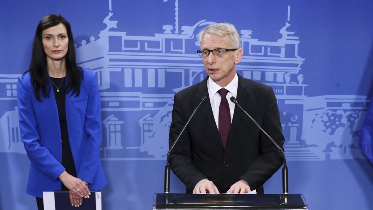 Mariya Gabriel et Nikolay Denkov ont annoncé lundi le compromis trouvé qui les mènera à se relayer à la tête du nouveau gouvernement bulgare.