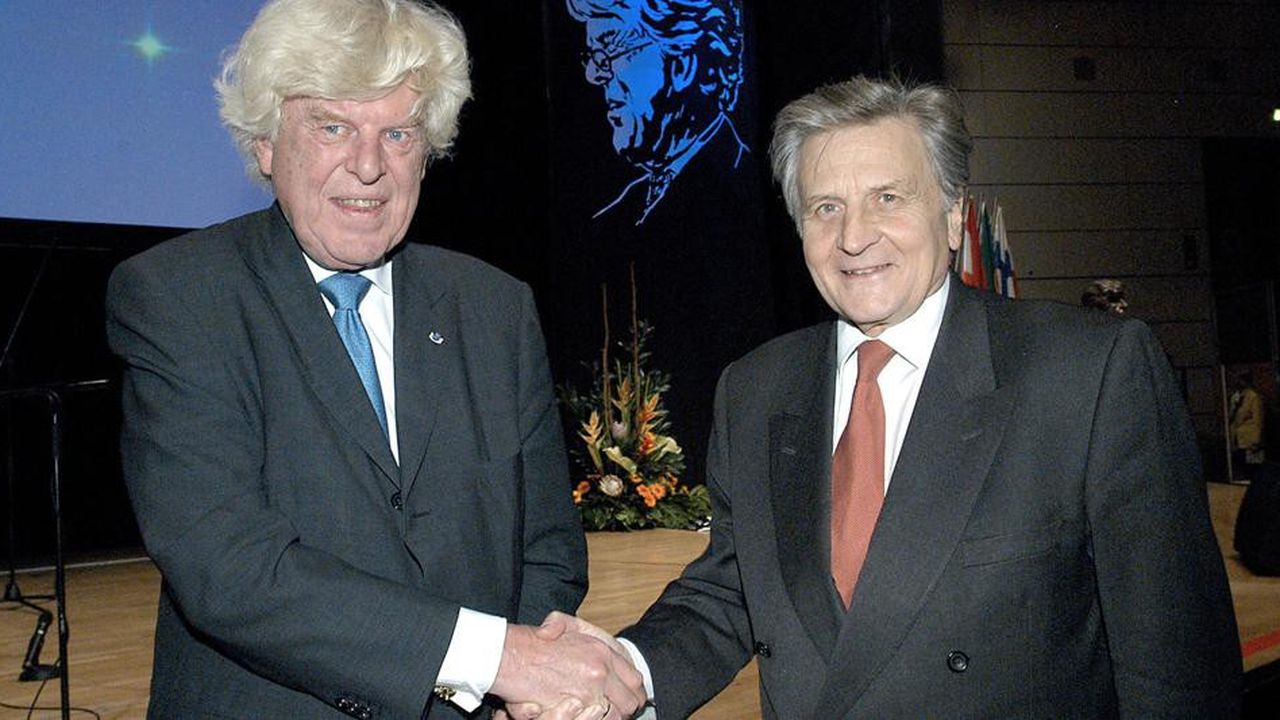 Le gouverneur de la BCE Wim Duisenberg serre la main de son successeur Jean-Claude Trichet à l'occasion de la cérémonie de passation de pouvoir, à Francfort le 22 octobre 2003.