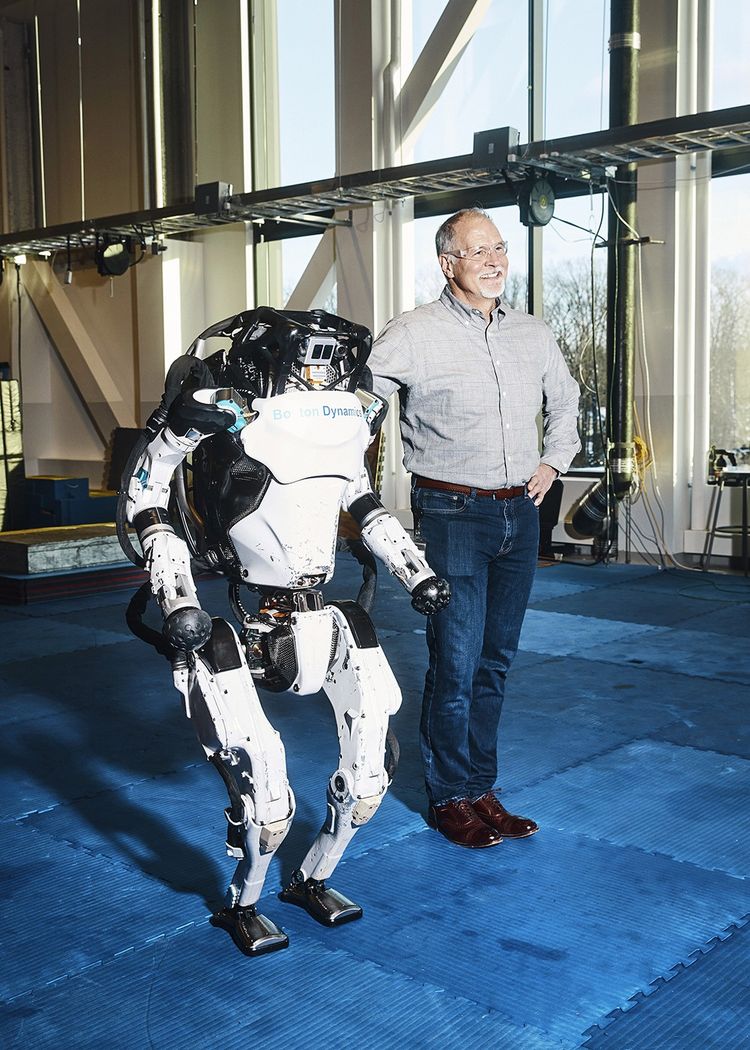 Atlas, développé en 2016, avec Robert Playter, le PDG de Boston Dynamics.