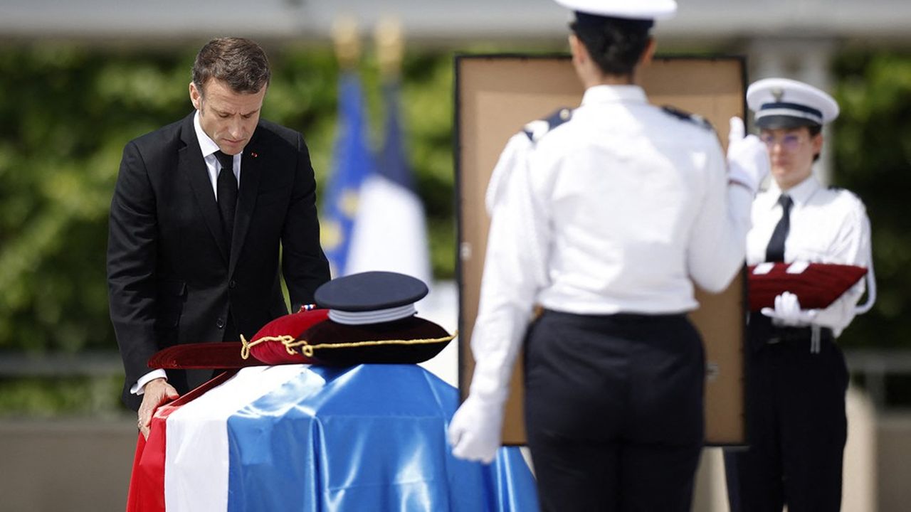 Les trois policiers tués dimanche ont été décorés de la Légion d'Honneur à titre posthume par Emmanuel Macron.