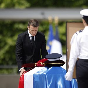 Les trois policiers tués dimanche ont été décorés de la Légion d'Honneur à titre posthume par Emmanuel Macron.
