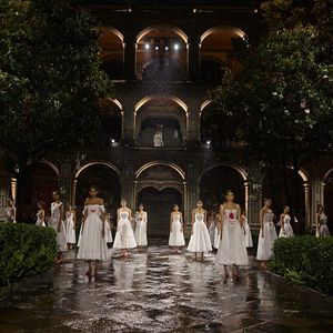 Le final du défilé de la collection Croisière 2024 de Dior, présentée à Mexico.