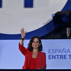 A Madrid, la cheffe de file de l'aile dure du Parti populaire, Isabel Diaz Ayuso, obtient la majorité absolue.