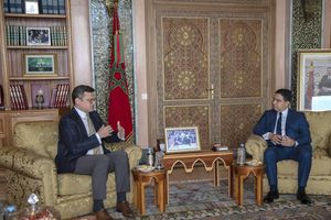 Dmytro Kuleba et son homologue marocain Nasser Bourita, lundi à Rabat. Il s'agissait de la première visite d'un chef de la diplomatie ukrainienne au Maroc.