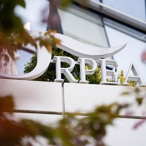 Orpea, dans la tourmente depuis début 2022 et la publication du livre « Les Fossoyeurs », croule sous une dette de près de 10 milliards d'euros.
