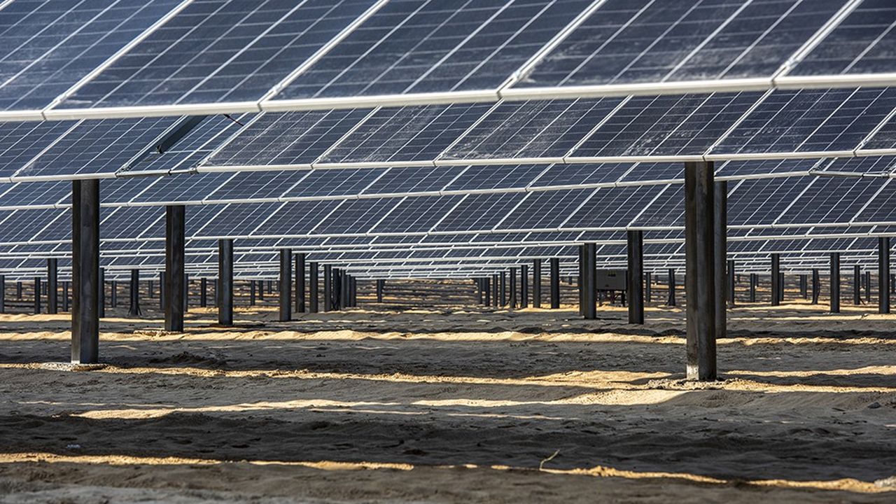 La centrale photovoltaïque de Al Dhafra, aux Emirats arabes unis, construite par EDF et le chinois Jinko Power, déploie 4 millions de panneaux solaires sur 20km2 .
