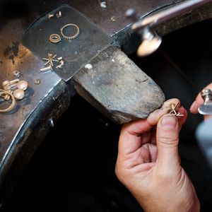 Pour éviter « la déperdition de certains savoir-faire », le gouvernement annonce qu'il souhaite développer la « numérisation des gestes d'artisans ».