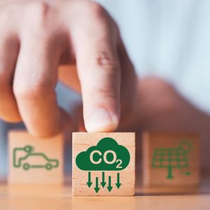 Les transports (30 %), l'industrie (19 %), le bâtiment (18 %) et l'énergie (10 %) représentent, à eux seuls, plus de trois quarts des émissions de carbone émises dans l'Hexagone.