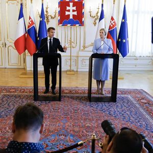 En marge de son déplacement en Slovaquie, ce mercredi, Emmanuel Macron a dit sa « confiance » en la Première ministre, Elisabeth Borne.