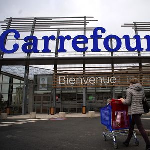 Casino, Auchan, Carrefour, Intermarché, Leclerc… La guerre des prix met sous pression les finances de la grande distribution française.