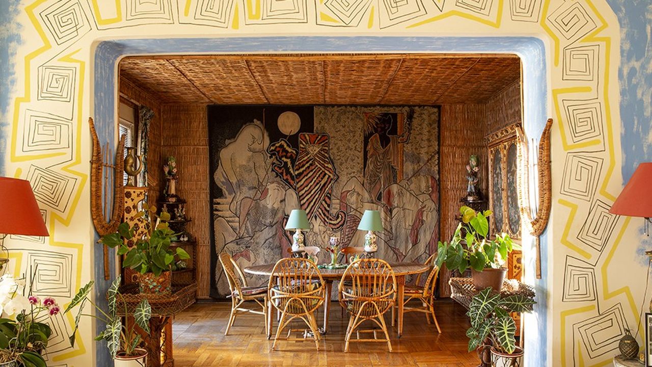La salle à manger de la villa Santo Sospir est recouverte d'osier tressé, une idée de Madeleine Castaing. Au fond, une tapisserie réalisée d'après un carton de Jean Cocteau.