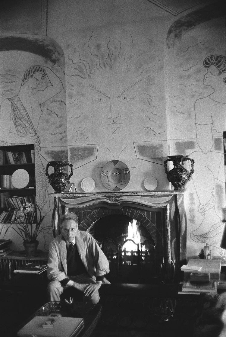 Jean Cocteau dans le salon de la villa Santo Sospir. Il a commencé à découvrir les murs de fresques en mai 1950.