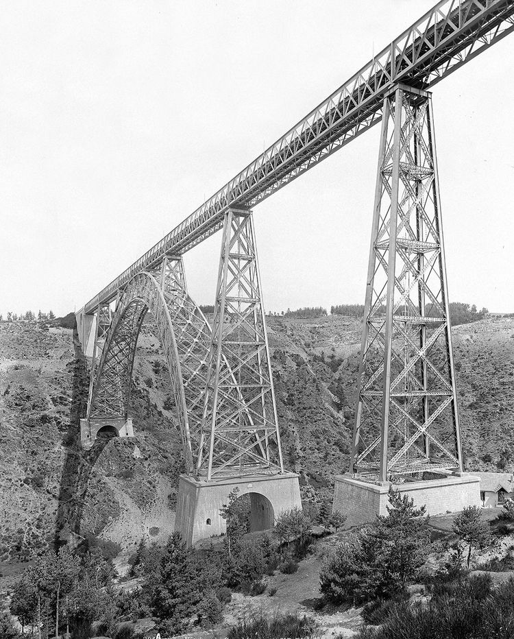 Le viaduc ferroviaire de Garabit dans le Cantal, construit en 1884 par l'ingénieur. L'ouvrage est alors le plus grand viaduc au monde. 