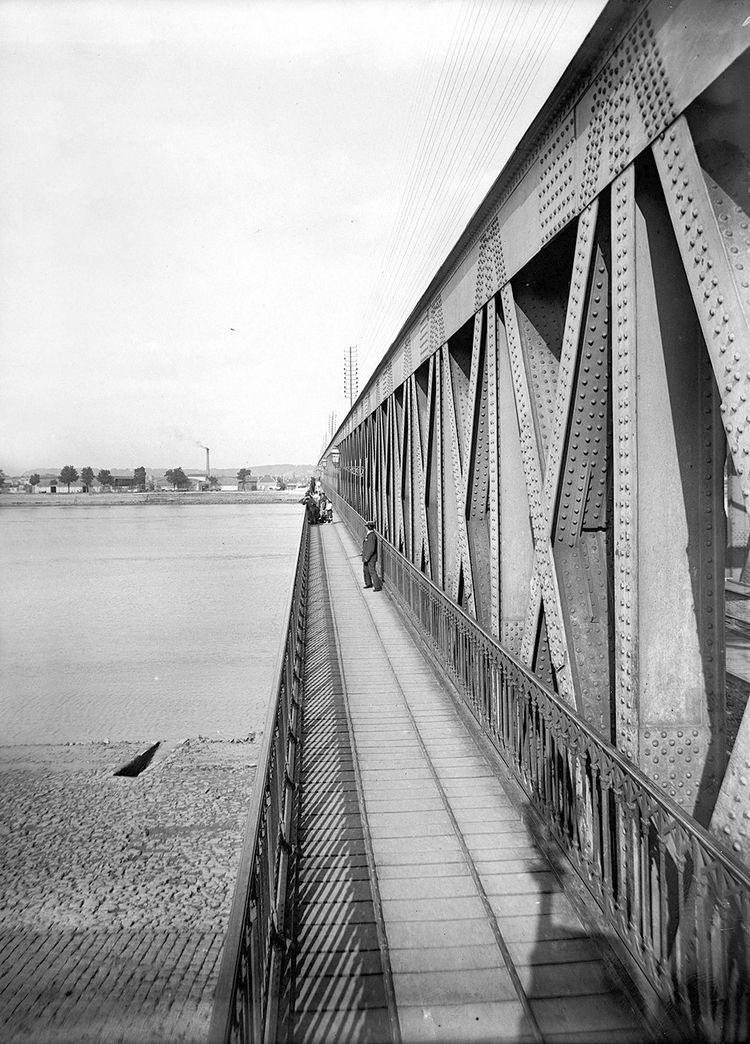 Le pont reliant les chemins de fer d'Orléans et ceux du Midi en 1862, à Bordeaux. Cette « passerelle Eiffel », avec son système particulier de fondations, sera à l'origine de la reconnaissance nationale de l'inventeur de génie. 